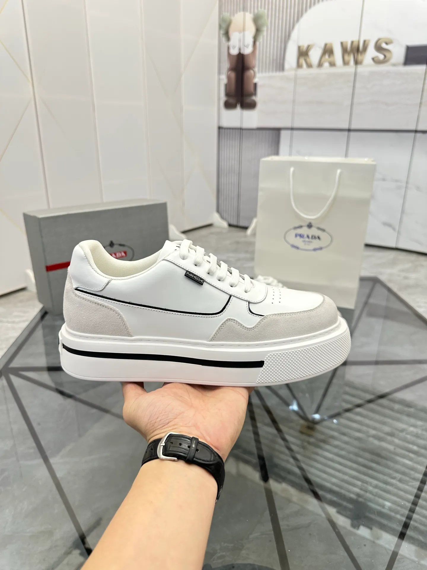 Men's shoes: 💰P580¥ High-end top quality Product trademark: Prada *"Prada*" low-top casual shoes Regular size: 38-45 (can be customized to 46) Product materials: imported first-layer cowhide stitching nubuck leather upper, breathable lining, cowhide foot pads, original ultra-light foam outsole. No.: 001